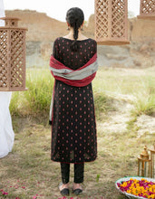 Load image into Gallery viewer, Qline 3pc Unstitched Luxury Lawn Suiting Code: EE 02
